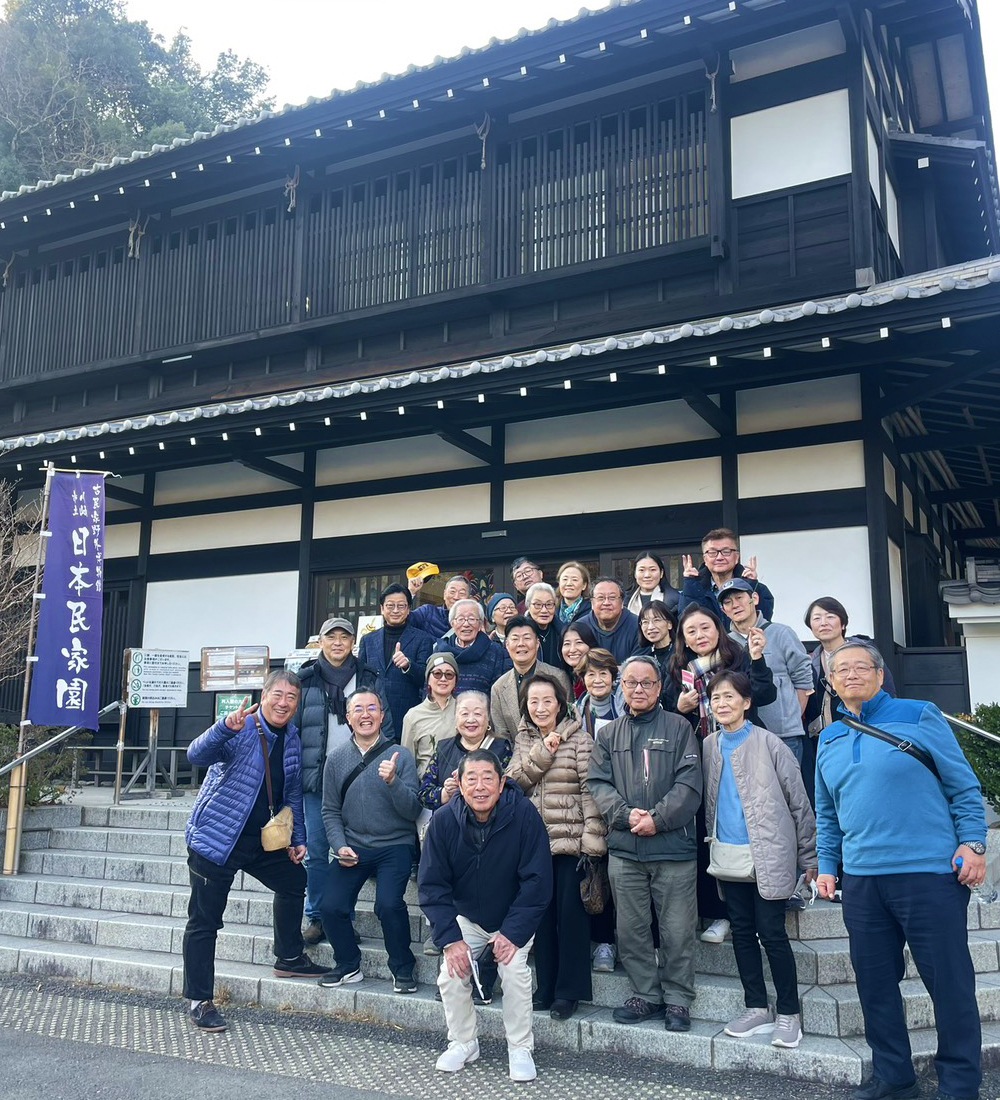 令和8年（2026年）1月、岩本町三丁目町会のみなさまと川崎市立日本民家園（川崎市多摩区枡形7－1－1）に伺いました。そこでの集合写真です。日本民家園って古民家カフェがある公園じゃなく、本物の民家の構造や建築方法をガイド付きで学べる施設でした。