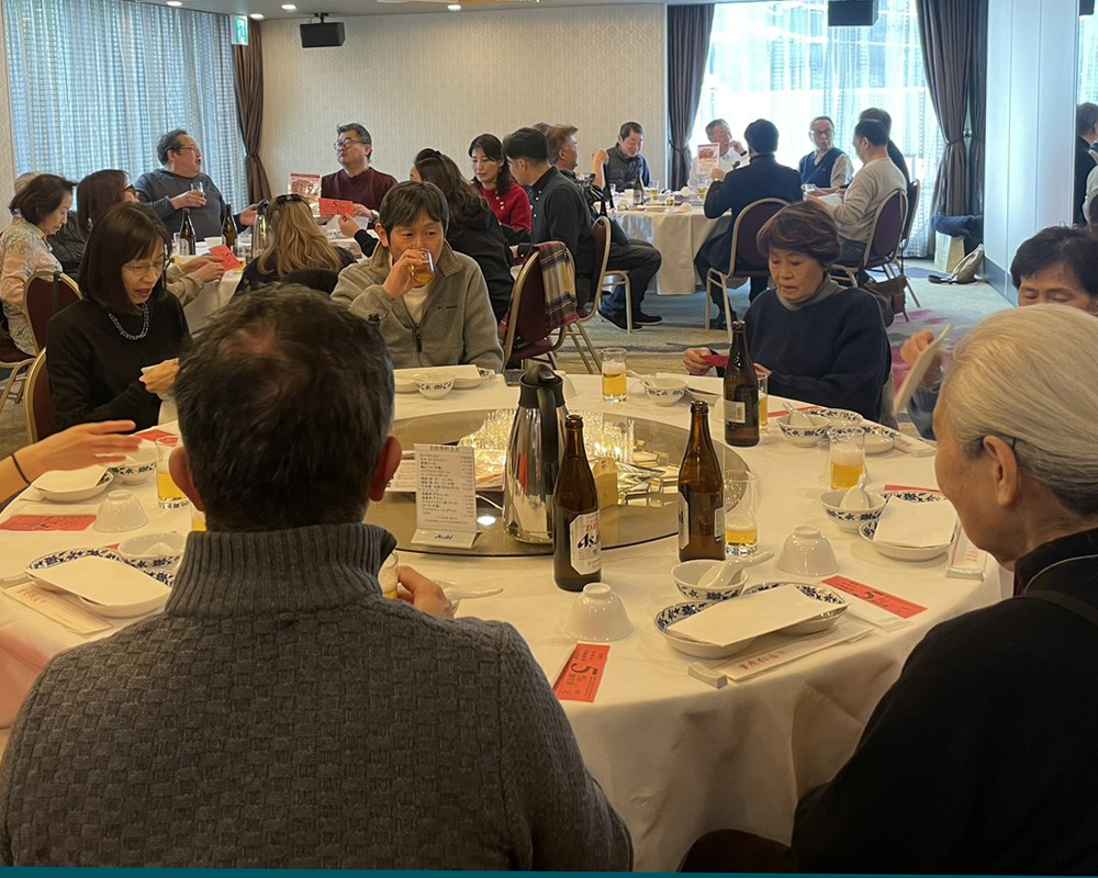 横浜中華街の重慶飯店本館（ローズホテル）での食事風景です。令和8年（2026年)1月、岩本町三丁目町会の日帰りバス旅行のランチの風景です。円卓に大勢の人が座り、美味しい中華料理が出てくるのを今や遅しと待っているところです。