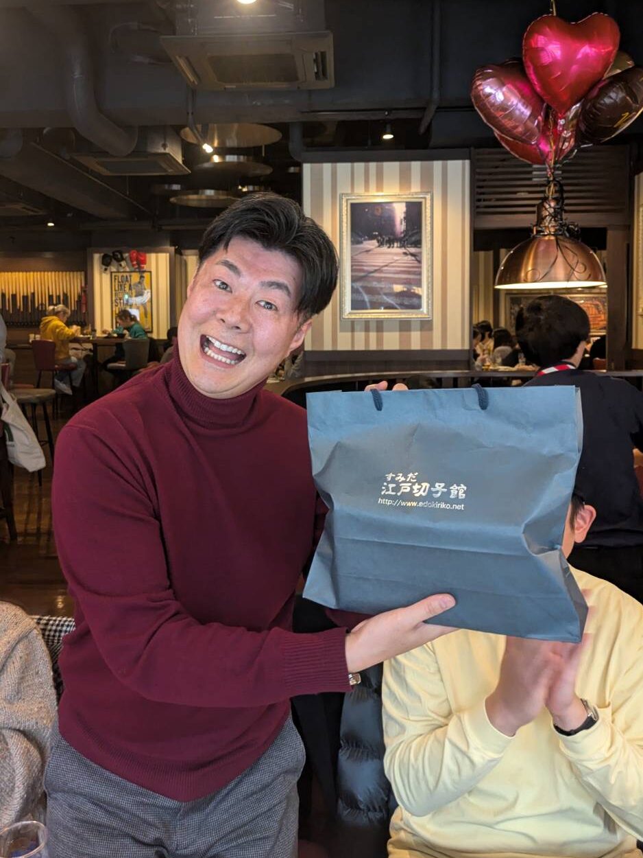 2026年2月14日、岩本町三丁目町会ボウリング大会の優勝者の笑顔。