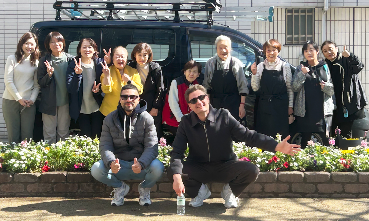 令和8年（2026年）3月7日（土曜日）、大和橋広場（東京都千代田区岩本町）で今年初、岩本町三丁目町会の花壇アート。今回は通りがかりの外国の男性二人イケメンも飛び入り参加。盛り上がりました。