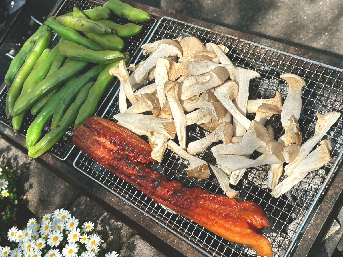 令和８年（2026年）3月28日は岩本町三丁目町会のお花見（町会では「観桜会」と呼んでいます）はこんな感じ。美味しそうに焼けたエリンギと厚切りベーコンとそら豆。岩本町三丁目町会青年部がBBQで町会のみなさんをもてなします。