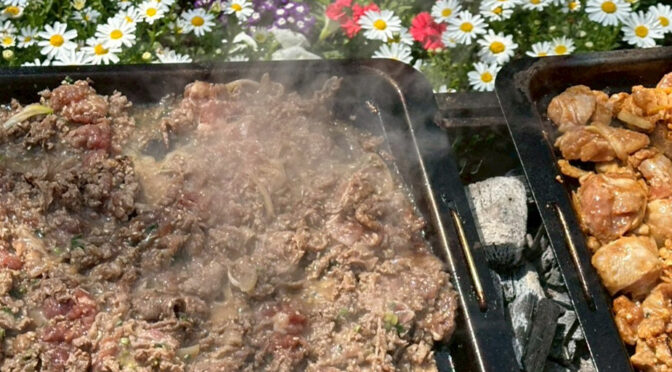 令和８年（2026年）3月28日は岩本町三丁目町会のお花見（町会では「観桜会」と呼んでいます）の様子です。会場は大和橋広場（千代田区岩本町3-6）。そのブログ記事「3月28日は観桜会でした」のアイキャッチ画像です。観桜会で楽しんだ肉の網焼き、バーベキューの写真です。花より団子、BBQ。