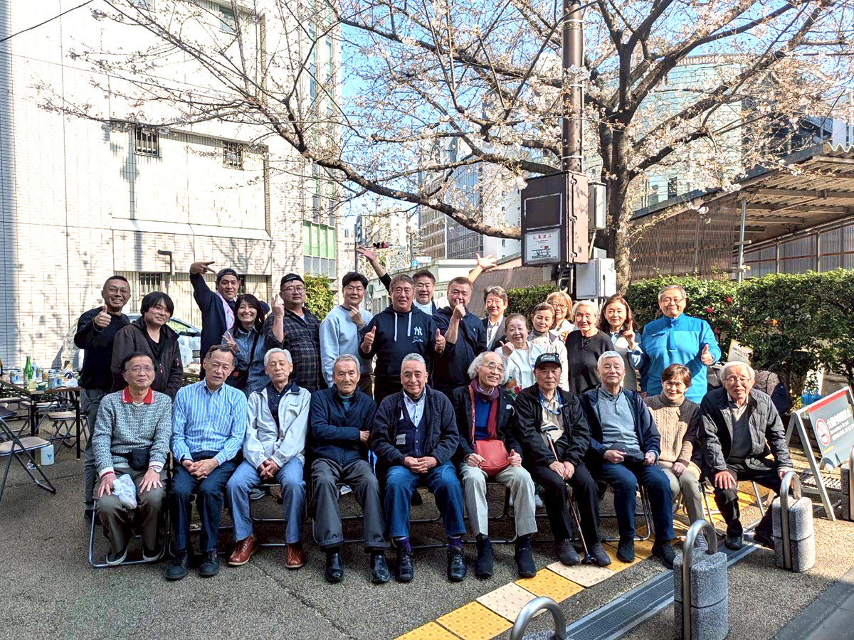 令和８年（2026年）3月28日は岩本町三丁目町会のお花見（町会では「観桜会」と呼んでいます）の集合写真です。会場は大和橋広場（千代田区岩本町3-6）。今年は桜も。町会のみなさんと桜とバーベキュー、ビール、ワインなど大いに楽しみました。