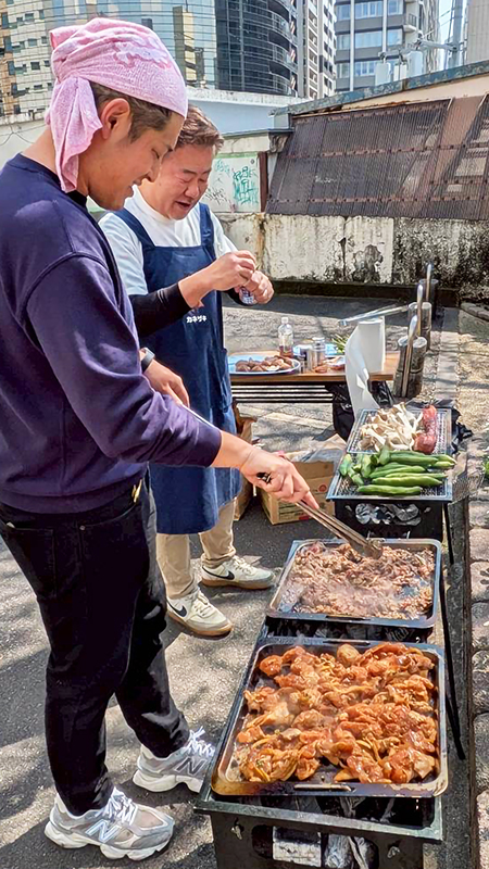 令和８年（2026年）3月28日は岩本町三丁目町会のお花見（町会では「観桜会」と呼んでいます）は岩本町三丁目町会青年部が主催。今年も頑張って焼いています。