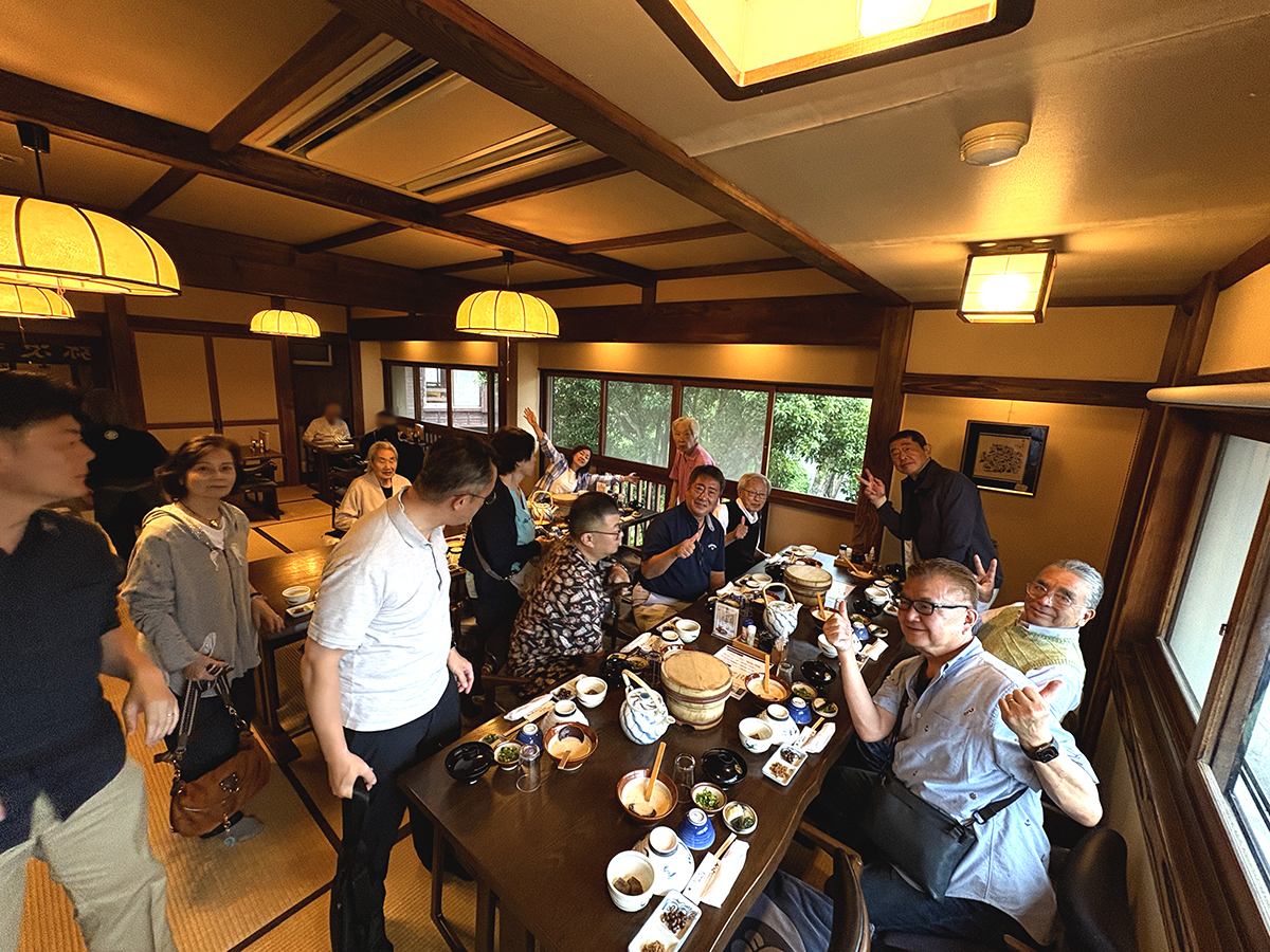 とろろ汁とかが名物の「丁子屋」さん(静岡県、丸子宿)は当然ながら大人気店です。ふつう1〜2時間待ったりするけれど、岩本町三丁目町会の親睦旅行は超快適で待たずに席へ。余裕。楽勝。なんて素晴らしい。Vサイン。小粋な和風旅館のような食事処に案内された「岩三」の面々、テーブルに並んだとろろ汁、麦飯の昼食、もちろんお酒とビール付きを前にほくそ笑んでいるところです。2026年6月27日、岩本町三丁目町会の親睦旅行での一幕です。
