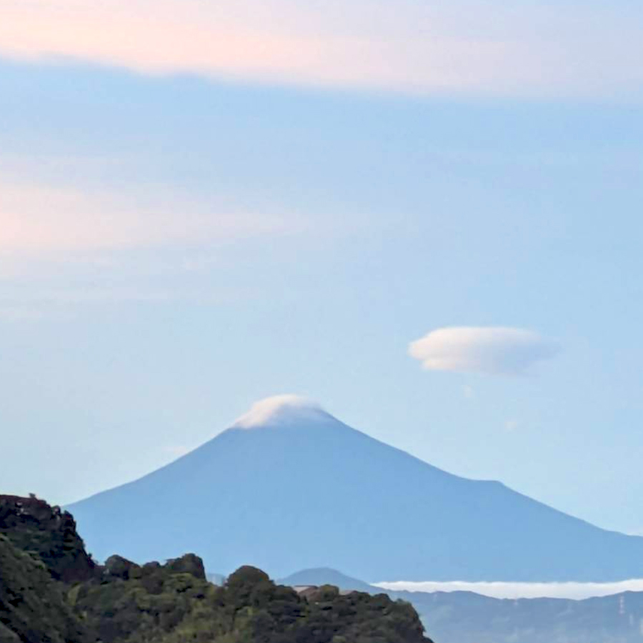 気。でも奇跡が。夕方、雲がなくなり、遠くに富士山の姿をはっきり見ることができました。撮影場所は「ホテルアンビア松風閣」(静岡県焼津市)の玄関を出たところ。2026年6月27日、岩本町三丁目町会の親睦旅行での一幕です。