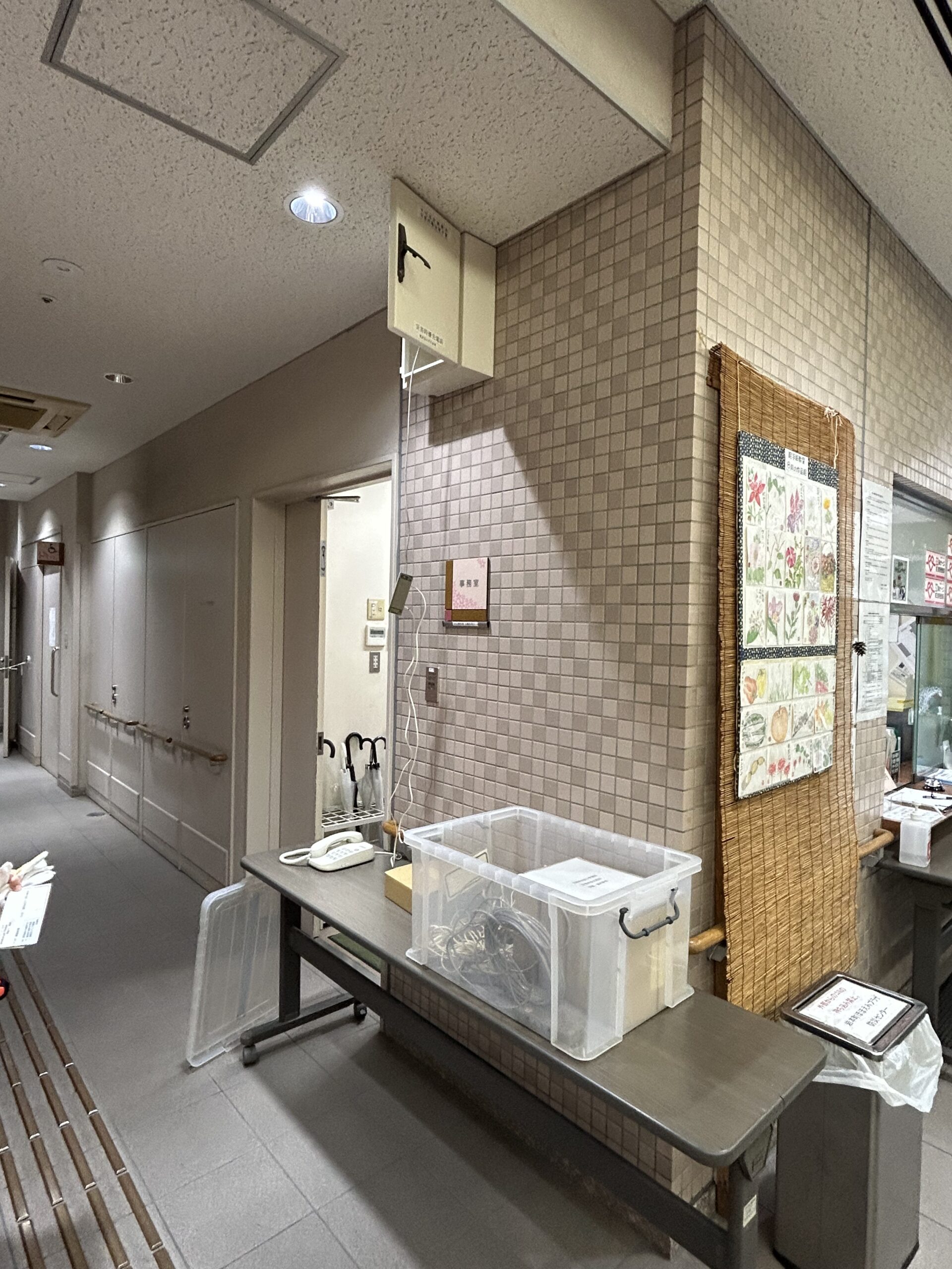 災害時に神田岩本町そして岩本町三丁目等の住民のために開設される「岩本町ほほえみプラザ」避難所の開設訓練で設置された災害時優先電話の写真です。