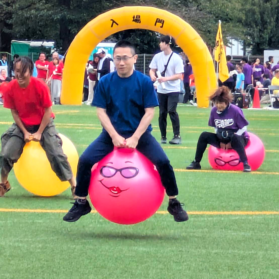 馬に乗るように風船に乗ってぴょんぴょんぴょん。その姿
が妙にかわいいカンガルー競争(別名、カンガルーリレー)。
第64回千代田区民体育大会で岩本町三丁目町会のみなさんもぴょんぴょんぴょん。