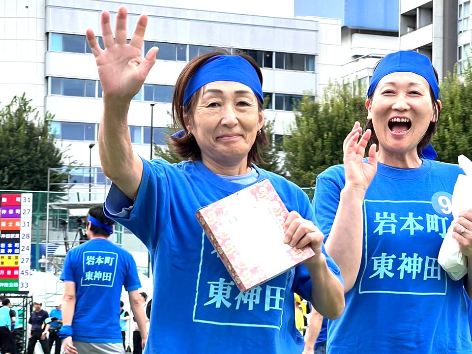 第64回千代田区民体育大会の買い物競争の様子です。高得点をゲットして満面の笑みの岩本町三丁目町会の女性お二人。