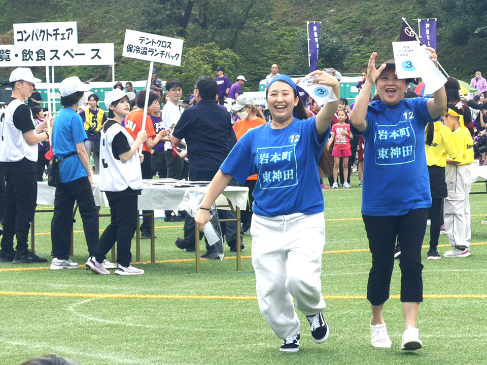 「高得点取ったよー」嬉しくて嬉しくて、満面の笑みで応援席に戻られた女性お二人。第64回千代田区民体育大会の買い物競争に参加した岩本町三丁目町会の彼女たち。